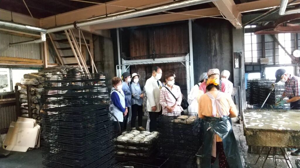 高知・土佐清水で「宗田節」の伝統製法を体感！削り体験＆オリジナル醤油ボトル作りツアー