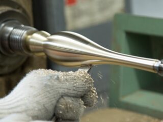 高岡銅器の伝統を未来へつなぐ「能作」のライブ感あふれる工場見学ツアー