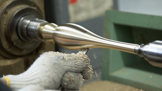 高岡銅器の伝統を未来へつなぐ「能作」のライブ感あふれる工場見学ツアー