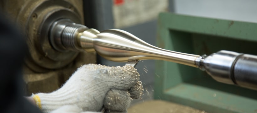 高岡銅器の伝統を未来へつなぐ「能作」のライブ感あふれる工場見学ツアー